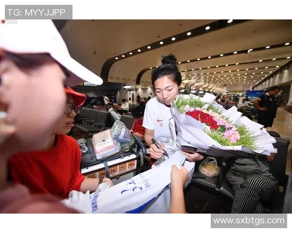 足球明星盛大抵达宝安机场引发球迷热烈追捧与欢呼 足球明星盛大抵达宝安机场引发球迷热烈追捧与欢呼